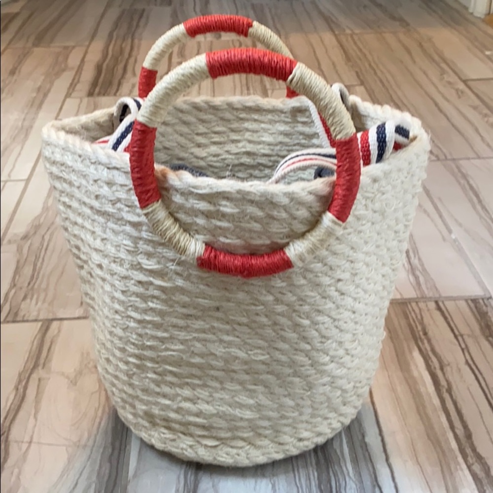 NWT Small Tote Bag w straps!